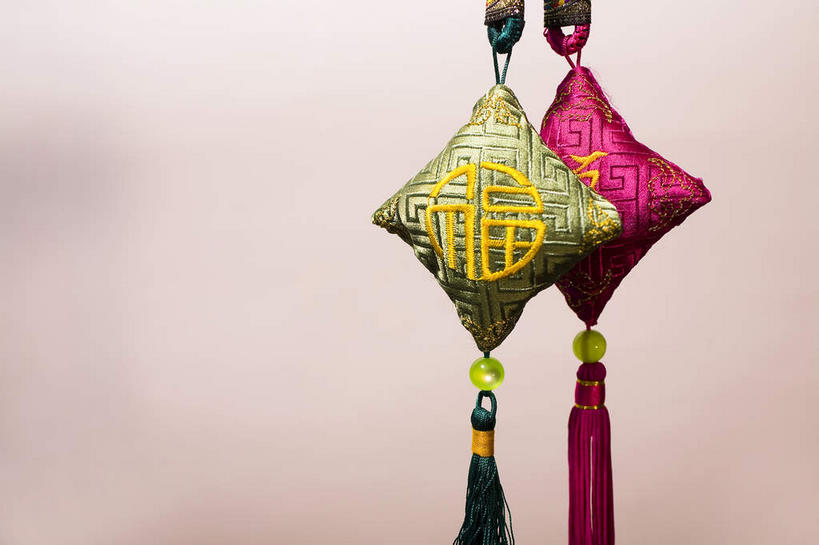 无人,横图,室内,特写,白天,正面,静物,刺绣,吊挂,悬挂,艺术,标志,文字,字符,手工艺品,挂,文化,标识,两个,工艺品,中国结,汉字,摄影,影棚,绣,高雅,中文,摄影棚,饰物,自信心,品位,国文,华文,彩图,影棚拍摄,拍摄,女红,针绣,针黹,黹