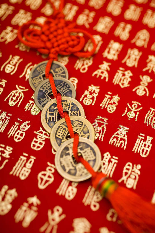 无人,竖图,俯视,室内,特写,白天,钱,静物,刺绣,五个,许多,艺术,标志,钱币,文字,字符,手工艺品,很多,历史,文化,标识,一个,红色,工艺品,中国结,金色,汉字,金融,经济,单个,绣,高雅,中文,饰物,流通,贸易,铜钱,自信心,品位,国文,华文,货币,现金,硬币,彩图,高角度拍摄,女红,针绣,针黹,黹,古钱币