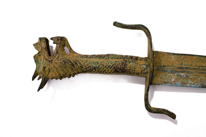 无人,横图,俯视,室内,特写,白天,白色背景,成功,竞争,静物,金属制品,雕塑,对抗,艺术,装饰,生锈,冲突,金属,龙,雕刻,雕像,古典,破坏,文化,文物,一个,工艺品,武器,战争,摄影,影棚,单个,古董,纪念,腐蚀,侵蚀,美术,损坏,剑,攻击,威胁,古物,对立,高贵,矛盾,摄影棚,兵器,主题,图腾,传说,防御,陈列,古玩,青铜,功能,美学,敌对,挫败,斗争,抗拒,抗衡,杀伤,威慑,祥瑞,灵兽,青铜器,权势,尊荣,短剑,腐化,锈迹斑斑,百兵之君,短兵,危险,幸运,彩图,高角度拍摄,影棚拍摄,拍摄,青铜制品