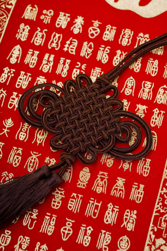 无人,竖图,俯视,室内,特写,白天,静物,艺术,装饰,手工艺品,棕色,文化,装饰品,一个,红色,装饰物,工艺品,中国结,单个,华丽,修饰,点缀,高雅,饰物,自信心,品位,衬托,美观,雅致,雅观,彩图,高角度拍摄