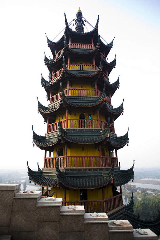 无人,竖图,室外,白天,仰视,旅游,度假,名胜古迹,植物,标志建筑,地标,建筑,中国,亚洲,一排,阴影,遗迹,整齐,并列,并排,光线,瓦片,影子,屋檐,塔,古迹,文物,娱乐,建设,古建筑,江苏,檐,树,树木,排列,绿色,天空,阳光,自然,天,享受,休闲,旅游胜地,放松,生长,成长,队列,平行,古文明,东亚,江苏省,中华人民共和国,华东地区,苏,镇江,镇江市,金山寺,彩图,低角度拍摄,飞檐