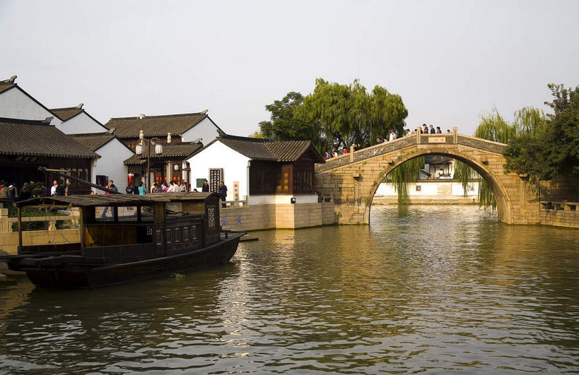 无人,家,栏杆,横图,室外,白天,正面,旅游,度假,河流,名胜古迹,日落,水,植物,标志建筑,地标,建筑,桥梁,船,中国,亚洲,一艘,波纹,飞溅,遗迹,溅,瓦片,液体,房屋,屋顶,屋檐,屋子,河水,水滴,水流,晚霞,霞光,落日,围栏,桥,木船,顶棚,古迹,文物,娱乐,建设,古建筑,江苏,石桥,苏州,护栏,楼房,檐,拱桥,住宅,水珠,树,树木,绿色,水纹,自然,黄昏,船尾波,交通工具,波浪,享受,休闲,旅游胜地,彩霞,放松,拱形,生长,成长,人行桥,石拱桥,舟,喷洒,载具,古文明,东亚,江苏省,苏州市,寒山寺,中华人民共和国,华东地区,苏,夕照,薄暮,古城区,枫桥镇,金阊区,夕阳,彩图,傍晚,房子,斜阳