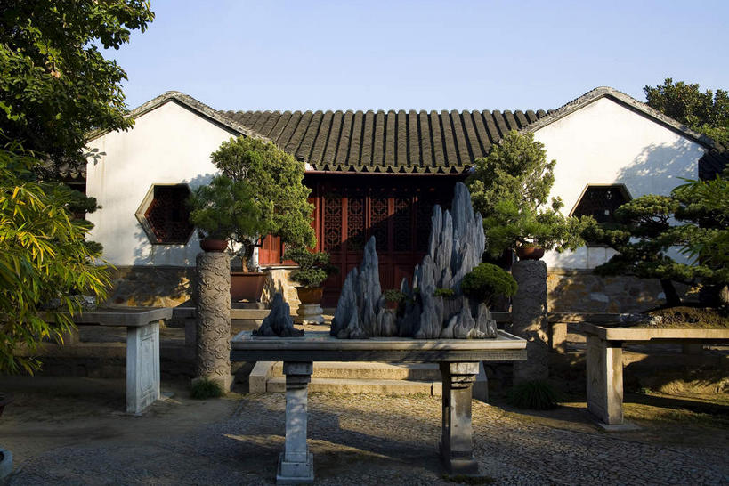 无人,家,栏杆,横图,室外,白天,正面,旅游,度假,石头,山,树林,植物,窗户,门,标志建筑,地标,建筑,中国,对联,亚洲,阴影,艺术,光线,标志,石子,文字,影子,柱子,字符,手工艺品,房屋,墙,屋顶,屋子,山峰,围栏,山峦,顶棚,文化,娱乐,标识,建设,江苏,苏州,护栏,楼房,玻璃窗,墙壁,墙面,住宅,树,树木,蓝色,绿色,白色,蓝天,天空,阳光,自然,工艺品,门框,天,享受,休闲,汉字,假山,旅游胜地,放松,生长,晴朗,成长,高雅,中国文化,中文,东亚,江苏省,苏州市,万里无云,中华人民共和国,华东地区,苏,自信心,品位,国文,华文,阊门,姑苏区,留园,石块,岩石,晴空,晴空万里,彩图,房子,对子,楹联,小山,姑苏,吴门