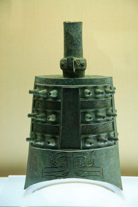 无人,竖图,室内,特写,白天,正面,静物,金属制品,阴影,生锈,反射,纹路,金属,纹理,影子,墙,乐器,古典,文化,文物,架子,墙壁,墙面,一个,工艺品,单个,古董,支撑,打击乐器,腐蚀,侵蚀,固定,古物,古玩,编钟,肌理,青铜,青铜器,腐化,锈迹斑斑,彩图,青铜制品,青铜编钟