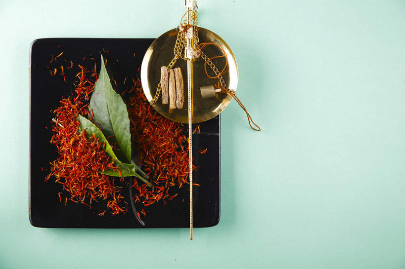 无人,横图,俯视,室内,特写,白天,快乐,仪器,餐具,叶子,一堆,许多,堆叠,堆积,蓝色背景,盛开,碟子,盘,绿叶,很多,花蕾,藏红花,花,花瓣,花朵,鲜花,一个,红色,盘子,碟,花苞,花蕊,嫩叶,摄影,影棚,单个,堆,保护,番红花,衡量,摄影棚,计量,西红花,衡器,杆秤,叶,叶片,秤,彩图,高角度拍摄,影棚拍摄,拍摄