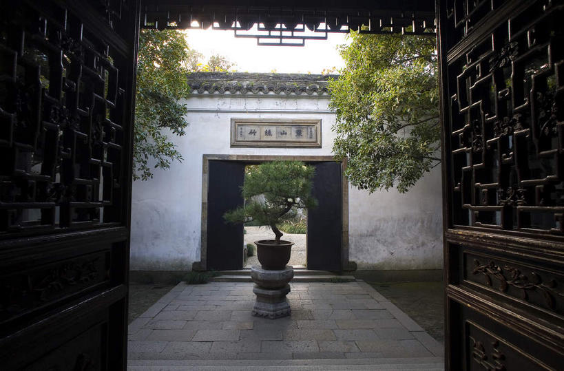 无人,横图,室外,白天,正面,旅游,度假,名胜古迹,植物,门,标志建筑,地标,建筑,雕塑,中国,亚洲,阴影,遗迹,艺术,装饰,光线,标志,雕刻,牌匾,盆栽,文字,影子,字符,走道,走廊,过道,盆景,古迹,文化,文物,娱乐,标识,建设,古建筑,江苏,苏州,树,树木,一个,绿色,阳光,自然,工艺品,门框,享受,休闲,汉字,旅游胜地,放松,生长,单个,成长,纪念,美术,中文,主题,陈列,古文明,东亚,江苏省,苏州市,中华人民共和国,华东地区,苏,功能,美学,国文,华文,阊门,姑苏区,留园,彩图,姑苏,吴门