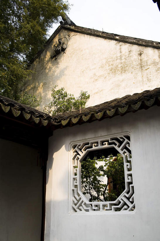 无人,家,竖图,室外,白天,仰视,旅游,度假,名胜古迹,植物,标志建筑,地标,建筑,中国,亚洲,阴影,遗迹,光线,瓦片,影子,房屋,墙,屋檐,屋子,古迹,文物,娱乐,建设,古建筑,江苏,苏州,楼房,檐,墙壁,墙面,住宅,树,树木,绿色,天空,阳光,自然,天,享受,休闲,旅游胜地,放松,生长,成长,古文明,东亚,江苏省,苏州市,中华人民共和国,华东地区,苏,阊门,姑苏区,留园,彩图,低角度拍摄,房子,姑苏,吴门