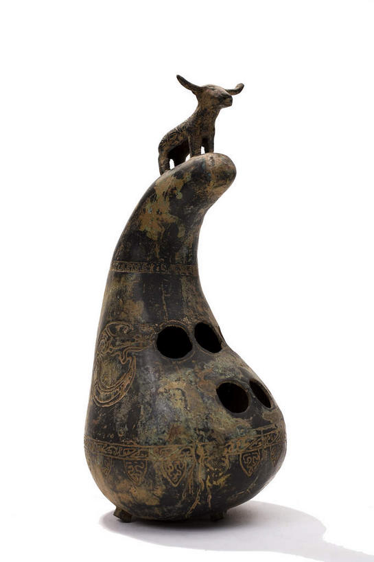 无人,竖图,室内,特写,白天,白色背景,正面,静物,吹奏乐器,乐器,一个,摄影,影棚,单个,摄影棚,彩图,影棚拍摄,拍摄,簧管乐器,笙,立牛铜葫芦笙