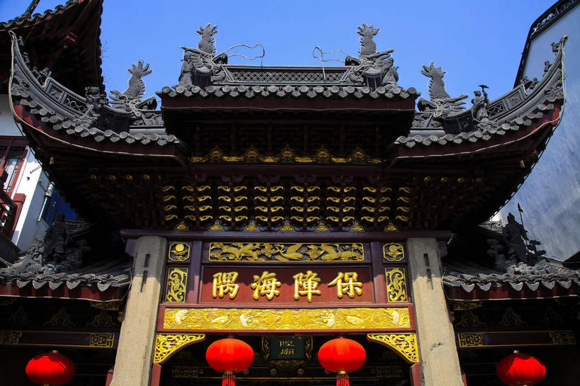无人,横图,室外,白天,仰视,旅游,度假,名胜古迹,标志建筑,地标,建筑,照明,雕塑,上海,中国,亚洲,阴影,遗迹,艺术,装饰,光线,标志,灯笼,雕刻,牌匾,瓦片,文字,影子,纸灯笼,字符,屋顶,屋檐,牌坊,牌楼,顶棚,古迹,文化,文物,娱乐,标识,建设,古建筑,檐,红色,蓝色,蓝天,天空,阳光,工艺品,灯具,豫园,天,四个,享受,休闲,汉字,旅游胜地,放松,晴朗,纪念,照亮,美术,祭祀,申,照明设备,中文,主题,表彰,荣誉,陈列,黄浦区,古文明,东亚,上海市,万里无云,中华人民共和国,沪,华东地区,功能,美学,国文,华文,荣耀,晴空,晴空万里,彩图,低角度拍摄,传统文化,飞檐