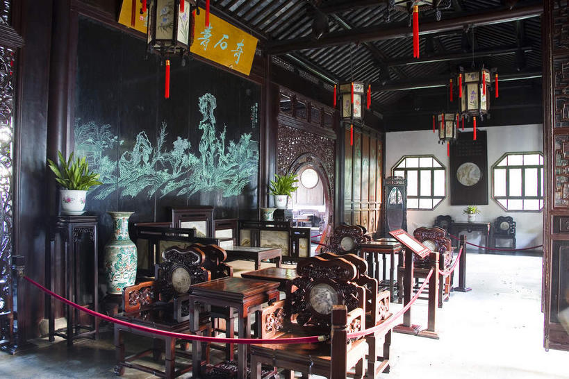 无人,栏杆,横图,室内,白天,正面,旅游,度假,植物,天花板,桌面,桌子,标志建筑,地标,建筑,花瓶,椅子,照明,雕塑,中国,亚洲,一块,吊挂,悬挂,阴影,艺术,装饰,反射,木制,标志,瓷砖,灯笼,地砖,雕刻,牌匾,盆栽,文字,影子,纸灯笼,字符,木椅,木桌,墙,围栏,盆景,地面,挂,文化,娱乐,标识,建设,江苏,苏州,护栏,墙壁,墙面,玻璃制品,树,树木,绿色,自然,玻璃瓶,木制品,瓶子,工艺品,灯具,享受,休闲,汉字,旅游胜地,放松,生长,成长,纪念,照亮,美术,照明设备,中文,主题,陈列,东亚,江苏省,苏州市,中华人民共和国,华东地区,苏,功能,美学,国文,华文,阊门,姑苏区,留园,盆景树,盆栽树,彩图,木桌子,姑苏,吴门