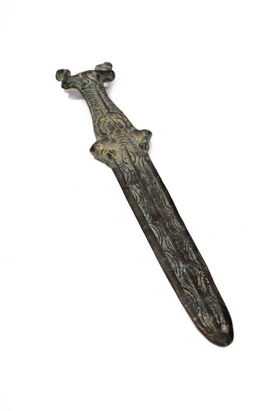 无人,竖图,俯视,室内,特写,白天,白色背景,竞争,静物,金属制品,对抗,生锈,冲突,纹路,金属,纹理,古典,破坏,文化,文物,一个,工艺品,武器,战争,摄影,影棚,单个,古董,腐蚀,侵蚀,损坏,剑,攻击,威胁,古物,对立,矛盾,摄影棚,兵器,防御,古玩,肌理,青铜,敌对,挫败,斗争,抗拒,抗衡,杀伤,威慑,青铜器,短剑,腐化,锈迹斑斑,百兵之君,短兵,危险,彩图,高角度拍摄,影棚拍摄,拍摄,青铜制品