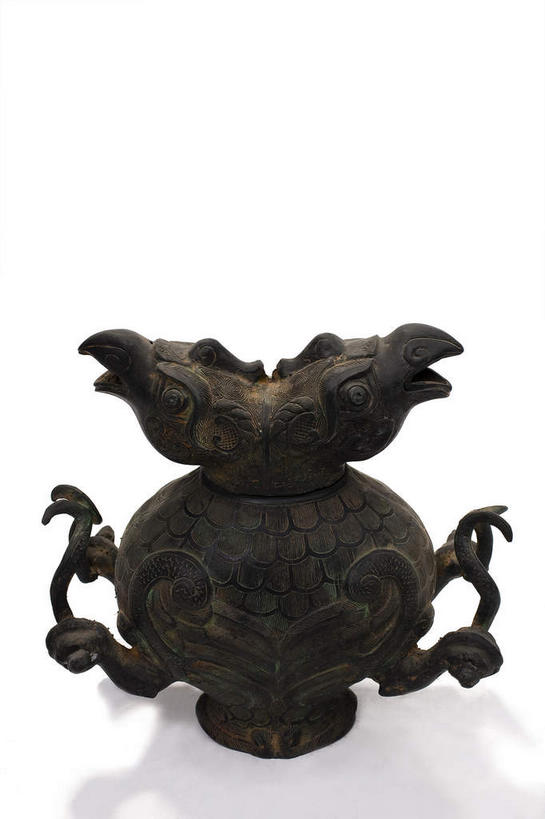 无人,竖图,室内,特写,白天,白色背景,正面,静物,金属制品,阴影,生锈,反射,纹路,金属,壶,纹理,影子,古典,文化,文物,水壶,一个,茶壶,工艺品,摄影,影棚,单个,古董,腐蚀,侵蚀,古物,摄影棚,古玩,肌理,青铜,青铜器,腐化,锈迹斑斑,彩图,影棚拍摄,拍摄,青铜制品,双鱼穿带壶,双鱼壶