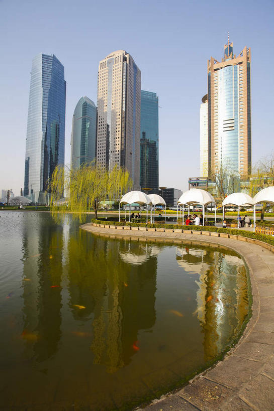 无人,高楼大厦,栏杆,竖图,室外,白天,仰视,度假,湖,湖泊,美景,树林,水,植物,窗户,落地窗,城市风光,城市,大厦,建筑,摩天大楼,上海,中国,亚洲,一排,许多,阴影,整齐,并列,并排,光线,伞,影子,雨伞,遮阳伞,湖面,景观,水流,水面,建筑群,围栏,很多,娱乐,阳伞,建设,浦东,护栏,玻璃窗,树,树木,中银大厦,排列,蓝色,绿色,倒影,蓝天,天空,阳光,自然,湖水,天,享受,休闲,景色,放松,生长,晴朗,成长,申,倒映,太阳伞,队列,平行,玻璃幕墙,金融中心,陆家嘴,陆家嘴金融贸易区,浦东新区,东亚,上海市,万里无云,中华人民共和国,沪,华东地区,时代金融中心,反照,晴空,晴空万里,彩图,低角度拍摄,大楼,高层建筑,高楼,摩天楼,上海银行大厦,上海中银大厦