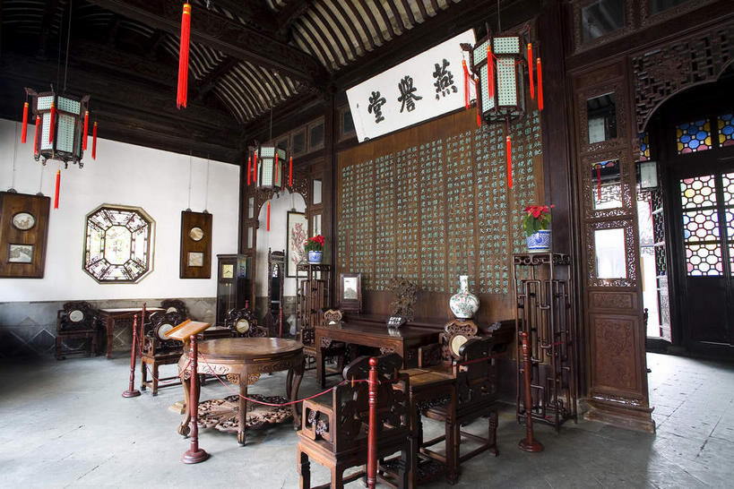 无人,横图,室内,白天,仰视,旅游,度假,名胜古迹,植物,地板,天花板,标志建筑,地标,建筑,椅子,雕塑,中国,亚洲,一排,许多,遗迹,艺术,整齐,装饰,并列,并排,纹路,标志,雕刻,牌匾,盆栽,文字,纹理,字符,墙,盆景,地面,很多,古迹,文化,文物,娱乐,标识,建设,古建筑,江苏,苏州,木地板,墙壁,墙面,排列,绿色,自然,工艺品,享受,休闲,汉字,旅游胜地,放松,生长,成长,纪念,美术,队列,中文,主题,平行,陈列,古文明,东亚,江苏省,苏州市,肌理,中华人民共和国,华东地区,苏,功能,美学,国文,华文,阊门,姑苏区,留园,彩图,低角度拍摄,姑苏,吴门