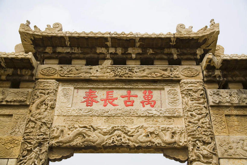 无人,横图,室外,白天,仰视,旅游,度假,标志建筑,地标,建筑,雕塑,中国,亚洲,阴影,艺术,装饰,光线,标志,雕刻,雕像,牌匾,文字,影子,字符,文化,娱乐,标识,建设,山东,红色,蓝色,蓝天,天空,阳光,工艺品,天,享受,休闲,墓地,汉字,旅游胜地,放松,晴朗,纪念,美术,坟墓,陵墓,中文,主题,陈列,坟场,东亚,曲阜,曲阜市,山东省,万里无云,中华人民共和国,华东地区,功能,美学,国文,华文,鲁,晴空,晴空万里,彩图,低角度拍摄,孔林,圣林