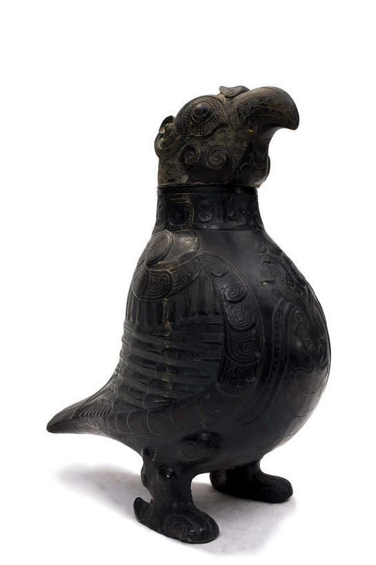 无人,站,竖图,室内,特写,白天,白色背景,侧面,鸟,静物,杯子,金属制品,雕塑,阴影,艺术,装饰,生锈,反射,纹路,金属,鸟类,雕刻,雕像,纹理,影子,古典,文化,文物,一个,一只,酒杯,工艺品,站着,摄影,影棚,单个,古董,纪念,腐蚀,侵蚀,美术,古物,摄影棚,主题,陈列,古玩,肌理,青铜,功能,美学,青铜器,腐化,锈迹斑斑,站立,彩图,全身,影棚拍摄,拍摄,青铜制品,西周太保鸟形卣,卣