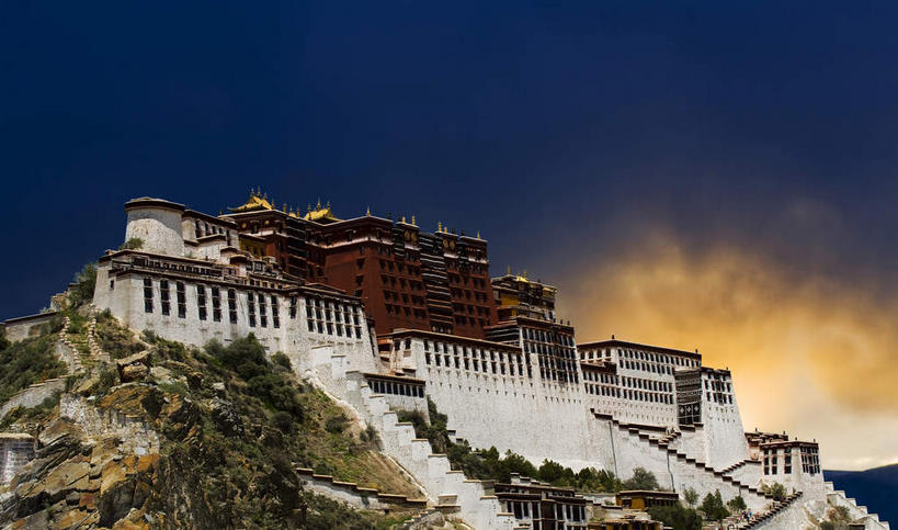 无人,宫殿,横图,室外,白天,仰视,旅游,度假,名胜古迹,日落,植物,标志建筑,地标,建筑,布达拉宫,中国,亚洲,节日,遗迹,墙,晚霞,霞光,落日,建筑群,古迹,文化,文物,娱乐,建设,古建筑,拉萨,西藏,墙壁,墙面,树,树木,绿色,白色,自然,黄昏,祈祷,享受,休闲,健康,旅游胜地,彩霞,放松,许愿,宗教,佛教,信仰,生长,成长,纪念,祈求,藏,古文明,东亚,西藏自治区,首府,中华人民共和国,西南地区,拉萨市,释教,夕照,薄暮,第二普陀山,平安,夕阳,彩图,低角度拍摄,傍晚,斜阳