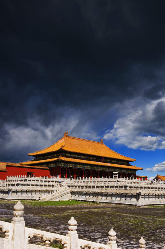 无人,故宫,宫殿,栏杆,竖图,室外,白天,正面,旅游,度假,草地,草坪,名胜古迹,植物,楼梯,标志建筑,地标,建筑,北京,中国,亚洲,遗迹,扶手,瓦片,阶梯,屋顶,屋檐,乌云,云,阴天,云朵,褐色,首都,云彩,顶棚,古迹,文物,娱乐,建设,古建筑,护栏,檐,台阶,草,绿色,天空,紫禁城,天,享受,休闲,旅游胜地,放松,宫廷,昏暗,权利,阴沉,古文明,东亚,中华人民共和国,北京市,京,北平,华北地区,北京故宫博物院,王宫,太和殿,彩图,皇宫,奉天殿