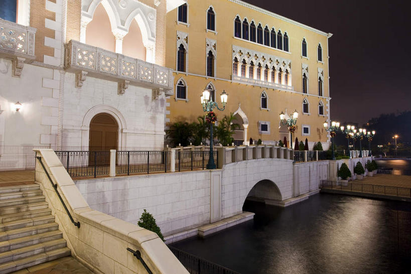 无人,宾馆,家,横图,室外,夜晚,正面,旅游,度假,河流,美景,水,植物,别墅,城市风光,标志建筑,城市,地标,建筑,酒店,路灯,夜景,照明,中国,亚洲,阴影,波纹,光线,影子,房屋,屋子,河水,景观,水流,公寓,灯光,涟漪,娱乐,建设,洋房,楼房,住宅,灯,树,树木,绿色,倒影,水纹,自然,波浪,享受,休闲,景色,放松,生长,成长,酒家,旅社,照亮,倒映,照明设备,东亚,港澳台,中华人民共和国,水晕,澳门特别行政区,澳,反照,威尼斯人酒店,彩图,房子,客店,客栈,旅店,旅馆,商旅,澳门威尼斯人酒店,澳门威尼斯人度假村酒店澳门