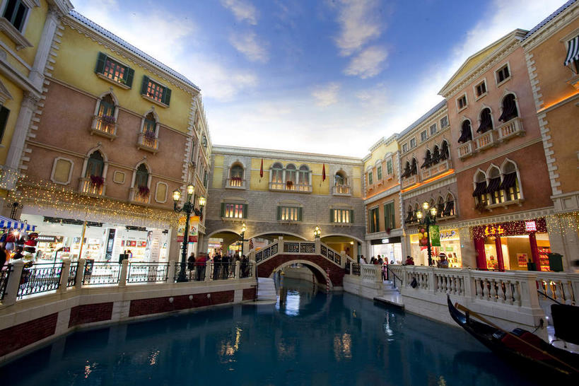 无人,宾馆,家,横图,室外,白天,仰视,旅游,度假,美景,别墅,城市风光,标志建筑,城市,地标,建筑,酒店,路灯,桥梁,船,照明,中国,亚洲,阴影,光线,影子,房屋,屋子,景观,云,云朵,公寓,桥,灯光,木船,云彩,娱乐,建设,石桥,洋房,楼房,拱桥,住宅,灯,蓝色,白云,蓝天,天空,交通工具,天,享受,休闲,景色,放松,拱形,晴朗,人行桥,酒家,石拱桥,旅社,照亮,舟,照明设备,载具,贡多拉,东亚,港澳台,中华人民共和国,澳门特别行政区,澳,威尼斯人酒店,公朵拉,晴空,彩图,低角度拍摄,房子,客店,客栈,旅店,旅馆,商旅,澳门威尼斯人酒店,澳门威尼斯人度假村酒店澳门