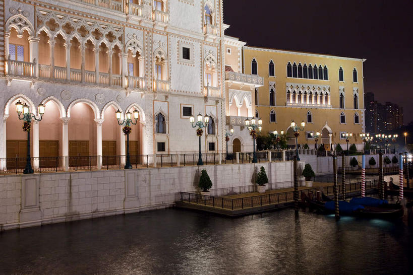 无人,宾馆,家,横图,室外,夜晚,正面,旅游,度假,河流,美景,水,植物,别墅,城市风光,标志建筑,城市,地标,建筑,酒店,路灯,夜景,照明,中国,亚洲,阴影,波纹,光线,影子,房屋,屋子,河水,景观,水流,公寓,灯光,涟漪,娱乐,建设,洋房,楼房,住宅,灯,树,树木,绿色,倒影,水纹,自然,波浪,享受,休闲,景色,放松,生长,成长,酒家,旅社,照亮,倒映,照明设备,东亚,港澳台,中华人民共和国,水晕,澳门特别行政区,澳,反照,威尼斯人酒店,彩图,房子,客店,客栈,旅店,旅馆,商旅,澳门威尼斯人酒店,澳门威尼斯人度假村酒店澳门