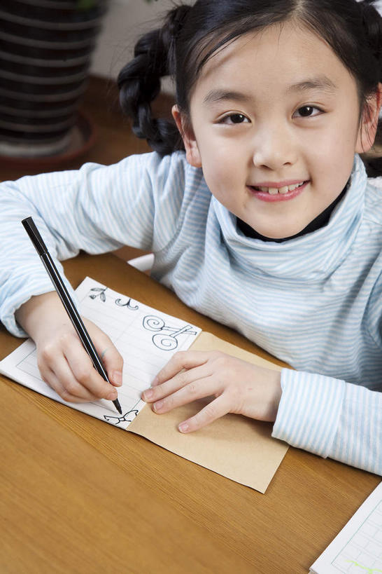 东方人,儿童,一个人,坐,笑,微笑,露齿笑,竖图,室内,白天,正面,纯洁,桌子,书籍,亚洲,仅一个女性,仅一个人,一本,服装,木制,笔,办公用品,注视,休闲装,黄种人,书桌,文具,小孩,衣服,蓝色,课桌,木制品,铅笔,学习用品,书本,看,仅一个小孩,休闲,休闲服,可爱,童年,童趣,服饰,文具用品,一支,关注,童真,烂漫,无邪,天真,女孩,女人,女性,亚洲人,孩子,书,图书,抬头,仰头,坐着,半身,彩图,彩色铅笔,女生