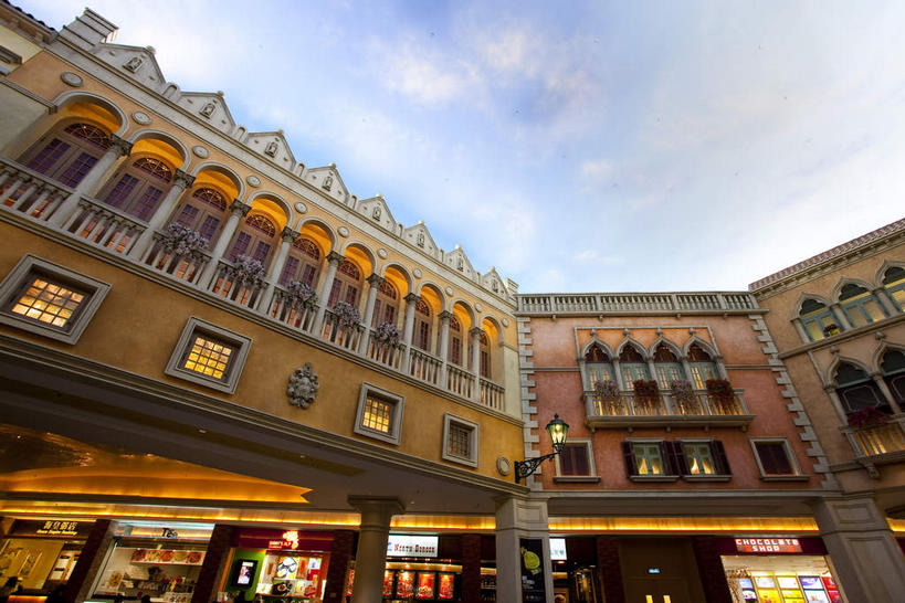 无人,宾馆,横图,室外,白天,仰视,旅游,度假,窗户,标志建筑,地标,建筑,酒店,中国,亚洲,一排,许多,阴影,整齐,并列,并排,光线,影子,云,云朵,很多,云彩,娱乐,建设,玻璃窗,排列,蓝色,白云,蓝天,天空,阳光,天,享受,休闲,旅游胜地,放松,晴朗,酒家,旅社,队列,平行,东亚,港澳台,中华人民共和国,澳门特别行政区,澳,威尼斯人酒店,晴空,彩图,低角度拍摄,客店,客栈,旅店,旅馆,商旅,澳门威尼斯人酒店,澳门威尼斯人度假村酒店澳门