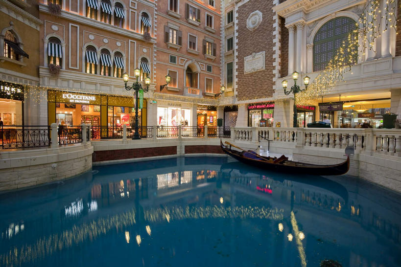 无人,宾馆,栏杆,横图,室外,白天,正面,旅游,度假,河流,水,植物,窗户,标志建筑,地标,建筑,酒店,路灯,船,照明,中国,亚洲,一排,一艘,许多,整齐,并列,并排,盆栽,河水,水流,围栏,灯光,木船,盆景,很多,娱乐,建设,护栏,玻璃窗,灯,排列,绿色,倒影,自然,交通工具,享受,休闲,旅游胜地,放松,生长,成长,酒家,旅社,照亮,倒映,舟,照明设备,队列,载具,平行,东亚,港澳台,中华人民共和国,澳门特别行政区,澳,反照,威尼斯人酒店,彩图,客店,客栈,旅店,旅馆,商旅,澳门威尼斯人酒店,澳门威尼斯人度假村酒店澳门