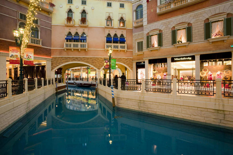 无人,宾馆,栏杆,横图,室外,白天,正面,旅游,度假,河流,水,植物,窗户,标志建筑,地标,建筑,酒店,路灯,照明,中国,亚洲,一排,许多,整齐,并列,并排,盆栽,河水,水流,围栏,灯光,盆景,很多,娱乐,建设,护栏,玻璃窗,灯,排列,绿色,倒影,自然,享受,休闲,旅游胜地,放松,生长,成长,酒家,旅社,照亮,倒映,照明设备,队列,平行,东亚,港澳台,中华人民共和国,澳门特别行政区,澳,反照,威尼斯人酒店,彩图,客店,客栈,旅店,旅馆,商旅,澳门威尼斯人酒店,澳门威尼斯人度假村酒店澳门