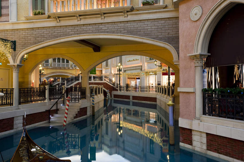 无人,宾馆,家,栏杆,横图,室外,白天,正面,旅游,度假,河流,美景,水,别墅,楼梯,城市风光,标志建筑,城市,地标,建筑,酒店,船,中国,亚洲,阴影,波纹,光线,扶手,影子,房屋,阶梯,墙,屋子,河水,景观,水流,公寓,灯光,木船,涟漪,娱乐,建设,洋房,护栏,楼房,墙壁,墙面,台阶,住宅,倒影,水纹,交通工具,波浪,享受,休闲,景色,放松,酒家,旅社,倒映,舟,载具,贡多拉,东亚,港澳台,中华人民共和国,水晕,澳门特别行政区,澳,反照,威尼斯人酒店,公朵拉,彩图,房子,客店,客栈,旅店,旅馆,商旅,澳门威尼斯人酒店,澳门威尼斯人度假村酒店澳门