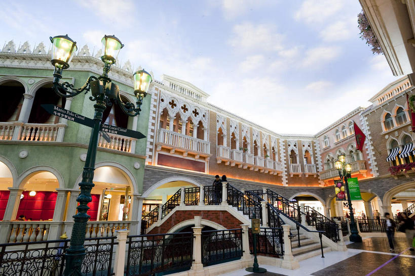 无人,宾馆,家,栏杆,横图,室外,白天,仰视,旅游,度假,河流,美景,水,别墅,城市风光,标志建筑,城市,地标,建筑,酒店,路灯,桥梁,照明,中国,亚洲,阴影,光线,影子,房屋,屋子,河水,景观,水流,云,云朵,公寓,围栏,桥,灯光,云彩,娱乐,建设,石桥,洋房,护栏,楼房,拱桥,住宅,灯,蓝色,白云,蓝天,天空,天,享受,休闲,景色,放松,拱形,晴朗,人行桥,酒家,石拱桥,旅社,照亮,照明设备,东亚,港澳台,中华人民共和国,澳门特别行政区,澳,威尼斯人酒店,晴空,彩图,低角度拍摄,房子,客店,客栈,旅店,旅馆,商旅,澳门威尼斯人酒店,澳门威尼斯人度假村酒店澳门