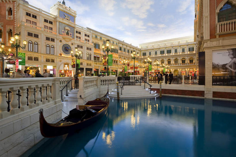 无人,宾馆,家,栏杆,横图,室外,白天,正面,旅游,度假,美景,别墅,楼梯,城市风光,标志建筑,城市,地标,建筑,酒店,路灯,船,照明,中国,亚洲,阴影,光线,扶手,影子,房屋,阶梯,屋子,景观,云,云朵,公寓,灯光,木船,云彩,娱乐,建设,洋房,护栏,楼房,台阶,住宅,灯,蓝色,白云,蓝天,天空,交通工具,天,享受,休闲,景色,放松,晴朗,酒家,旅社,照亮,舟,照明设备,载具,贡多拉,东亚,港澳台,中华人民共和国,澳门特别行政区,澳,威尼斯人酒店,公朵拉,晴空,彩图,房子,客店,客栈,旅店,旅馆,商旅,澳门威尼斯人酒店,澳门威尼斯人度假村酒店澳门