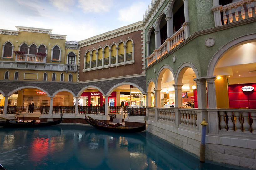 无人,宾馆,栏杆,横图,室外,白天,正面,旅游,度假,河流,水,窗户,标志建筑,地标,建筑,酒店,船,澳门,中国,亚洲,一排,许多,阴影,整齐,并列,并排,光线,影子,百叶窗,河水,水流,云,云朵,围栏,木船,很多,云彩,娱乐,建设,护栏,排列,蓝色,白云,蓝天,天空,阳光,交通工具,天,享受,休闲,旅游胜地,放松,晴朗,酒家,旅社,舟,队列,载具,平行,东亚,港澳台,中华人民共和国,澳门特别行政区,澳,威尼斯人酒店,晴空,彩图,客店,客栈,旅店,旅馆,商旅,澳门威尼斯人酒店,澳门威尼斯人,澳门威尼斯人度假村酒店澳门