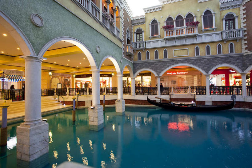 无人,宾馆,横图,室外,白天,正面,旅游,度假,河流,水,植物,标志建筑,地标,建筑,酒店,船,澳门,中国,亚洲,阴影,光线,盆栽,影子,墙,河水,水流,云,云朵,木船,盆景,云彩,娱乐,建设,墙壁,墙面,蓝色,绿色,白云,蓝天,天空,阳光,自然,交通工具,天,享受,休闲,旅游胜地,放松,生长,晴朗,成长,酒家,旅社,舟,载具,东亚,港澳台,中华人民共和国,澳门特别行政区,澳,威尼斯人酒店,晴空,彩图,客店,客栈,旅店,旅馆,商旅,澳门威尼斯人酒店,澳门威尼斯人,澳门威尼斯人度假村酒店澳门