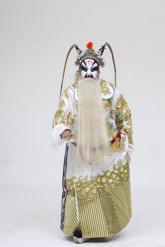 东方人,胡须,一个人,演员,电影明星,站,竖图,室内,白天,白色背景,正面,民族服装,化妆,美容,亚洲,仅一个男性,仅一个人,仅一个中年男性,表演,护肤,服装,神话,注视,黄种人,文化,扮演,衣服,白色,彩妆,观察,看,站着,保养,享受,休闲,放松,保健,摄影,龙王,服饰,影棚,观看,神仙,察看,演出,衣着,穿着,关注,中国文化,摄影棚,传说,表演服,演出服,京剧,养颜,戏曲,国粹,皮黄,衣饰,道具服,中国神话,男人,男性,中年男性,亚洲人,胡子,络腮胡,影视明星,站立,彩图,全身,影棚拍摄,传统服装,民俗服,拍摄,京剧服饰,国剧,京戏,平剧,中国戏曲,传统文化