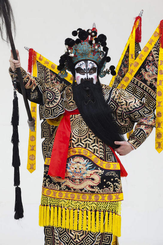 东方人,胡须,一个人,演员,电影明星,站,竖图,室内,白天,白色背景,正面,民族服装,化妆,美容,亚洲,仅一个男性,仅一个人,仅一个中年男性,表演,护肤,握,服装,拿,拿着,注视,黄种人,文化,扮演,衣服,黄色,黑色,彩妆,观察,看,站着,保养,享受,休闲,放松,握着,保健,摄影,服饰,影棚,观看,察看,演出,衣着,穿着,关注,中国文化,摄影棚,表演服,演出服,京剧,将军,养颜,戏曲,国粹,皮黄,衣饰,道具服,男人,男性,中年男性,亚洲人,胡子,络腮胡,影视明星,站立,半身,彩图,影棚拍摄,传统服装,民俗服,拍摄,京剧服饰,车骑将军,司隶校尉,张飞,张益德,张翼德,国剧,京戏,平剧,中国戏曲,传统文化