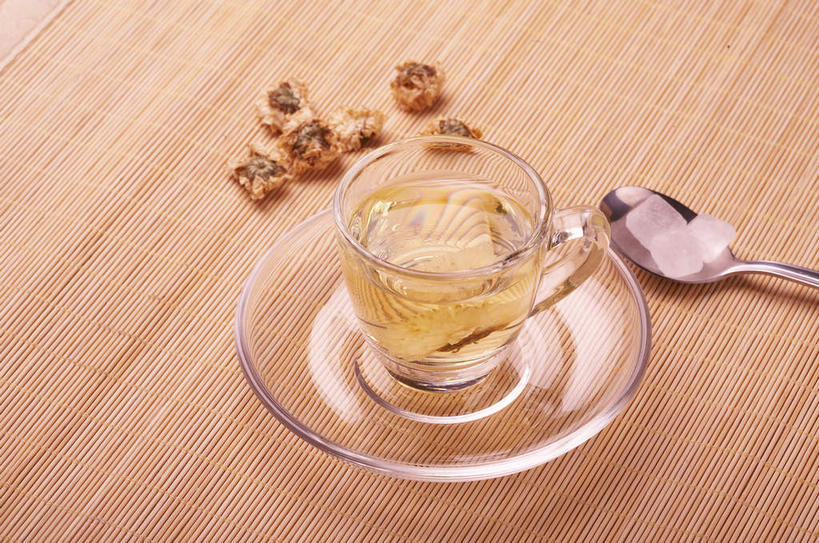无人,横图,俯视,室内,特写,白天,幸福,餐桌,茶,桌子,杯子,餐具,玻璃,阴影,反射,碟子,盘,影子,勺子,调料,茶叶,糖,饮品,调味品,一杯,调味料,娱乐,玻璃制品,三个,黄色,盘子,水杯,调羹,碟,汤匙,花茶,享受,休闲,温馨,放松,乐趣,保健,养生,餐台,砂糖,花草茶,舒适,菊花茶,冰糖,香花茶,香片,熏花茶,茶杯,彩图,高角度拍摄