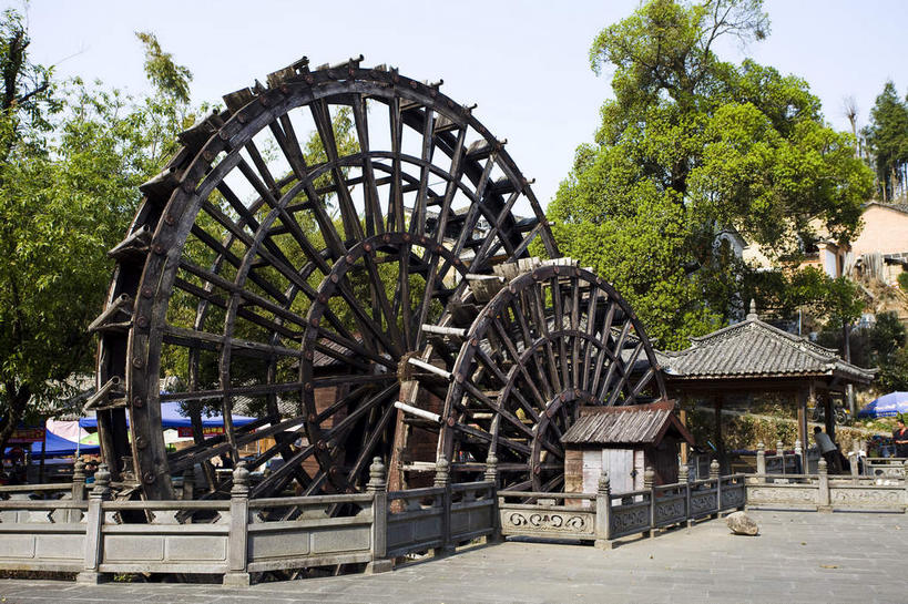 无人,家,横图,室外,白天,正面,旅游,度假,农业,灌溉,名胜古迹,植物,标志建筑,地标,建筑,中国,亚洲,阴影,遗迹,光线,工具,影子,房屋,屋子,水车,古迹,文物,娱乐,建设,古建筑,楼房,云南,住宅,树,树木,蓝色,绿色,蓝天,天空,阳光,自然,天,享受,休闲,旅游胜地,放松,生长,晴朗,成长,古文明,东亚,农具,云南省,万里无云,中华人民共和国,西南地区,滇,保山,保山市,孔明车,天车,晴空,晴空万里,彩图,房子,和顺古镇,腾冲县