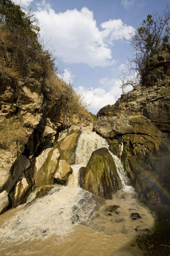 无人,竖图,室外,白天,仰视,旅游,度假,石头,美景,温泉,峡谷,植物,雾,中国,亚洲,阴影,沸腾,光线,蒸汽,石子,影子,景观,云,云朵,山谷,水蒸气,雾气,云彩,娱乐,云南,树,树木,蓝色,绿色,白云,蓝天,天空,阳光,自然,天,享受,休闲,温暖,景色,放松,泉水,生长,温和,晴朗,成长,气体,岩层,自然风光,东亚,云南省,中华人民共和国,西南地区,蒸发,滇,保山,保山市,地热,石块,岩石,晴空,彩图,低角度拍摄,腾冲县,腾冲热海,腾冲热海风景区