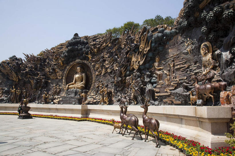 无人,横图,室外,白天,正面,旅游,度假,名胜古迹,山,山脉,植物,标志建筑,地标,建筑,哺乳动物,鹿,野生动物,雕塑,中国,亚洲,阴影,节日,遗迹,艺术,装饰,光线,雕刻,雕像,影子,墙,山峰,山峦,古迹,文化,文物,娱乐,建设,古建筑,江苏,无锡,祥符禅寺,祥符寺,墙壁,墙面,树,树木,蓝色,绿色,蓝天,天空,阳光,自然,动物,工艺品,群山,天,祈祷,享受,休闲,健康,灵山,旅游胜地,放松,可爱,许愿,宗教,信仰,活泼,生长,晴朗,成长,纪念,祈求,美术,主题,陈列,古文明,东亚,江苏省,灵山胜境,无锡灵山,万里无云,中华人民共和国,华东地区,苏,功能,美学,无锡市,平安,晴空,晴空万里,彩图,全身,滨湖区,无锡灵山大佛景区,太湖国家旅游度假区,灵山大佛景区