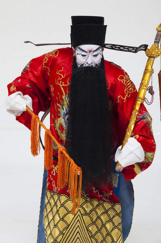 东方人,胡须,一个人,演员,站,竖图,室内,白天,白色背景,正面,民族服装,化妆,竞争,旗帜,亚洲,仅一个男性,仅一个人,仅一个中年男性,对抗,握,服装,冲突,头饰,注视,黄种人,破坏,文化,旗子,衣服,彩妆,发夹,发饰,夹子,观察,看,站着,大衣,武器,战争,握着,摄影,服饰,影棚,观看,损坏,察看,剑,攻击,威胁,衣着,穿着,对立,关注,矛盾,中国文化,摄影棚,兵器,防御,表演服,演出服,京剧,戏曲,国粹,皮黄,敌对,挫败,斗争,抗拒,抗衡,杀伤,威慑,旌旗,旗号,军事家,政治家,衣饰,文学家,曹操,道具服,百兵之君,短兵,危险,男人,男性,中年男性,亚洲人,胡子,络腮胡,站立,半身,彩图,影棚拍摄,传统服装,民俗服,拍摄,京剧服饰,曹阿瞒,曹吉利,曹孟德,国剧,京戏,平剧,中国戏曲,书法家,传统文化,舞台妆,京剧演员