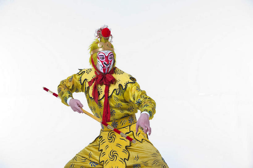 东方人,一个人,演员,站,横图,室内,白天,白色背景,正面,化妆,亚洲,仅一个男性,仅一个人,仅一个中年男性,握,服装,神话,头饰,注视,黄种人,文化,领巾,衣服,红色,彩妆,发夹,夹子,观察,看,站着,金色,武器,握着,孙悟空,摄影,服饰,影棚,小说,观看,察看,衣着,穿着,关注,文学,中国文化,金箍棒,摄影棚,兵器,善良,表演服,演出服,京剧,忠诚,戏曲,国粹,皮黄,冲动,衣饰,道具服,名著,四大名著,西游记,西游释厄传,弼马温,大圣,斗战胜佛,灵明石猴,美猴王,齐天大圣,孙行者,悟空,定海神针,定海神珍,灵阳棒,如意金箍棒,天河镇底神珍,聪明,男人,男性,中年男性,亚洲人,站立,半身,彩图,影棚拍摄,拍摄,领饰,国剧,京戏,平剧,中国戏曲,传统文化,舞台妆,京剧演员