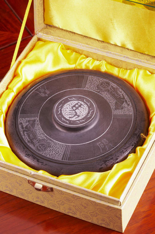 无人,竖图,俯视,室内,特写,白天,绘画,桌子,静物,礼盒,礼物,艺术,木制,书法,纸盒,古典,文化,书桌,盒子,包装盒,课桌,木制品,礼品盒,工艺品,品味,礼品,美术,高雅,毛笔字,美学,木版画,版画,彩图,高角度拍摄,中国书法