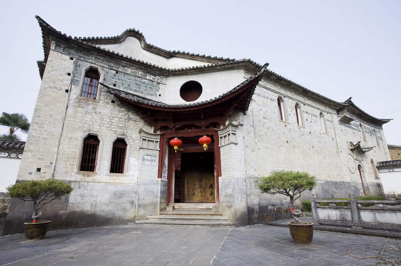 无人,横图,室外,白天,仰视,旅游,度假,名胜古迹,植物,标志建筑,道路,地标,建筑,路,照明,腾冲,中国,亚洲,阴影,遗迹,光线,灯笼,盆栽,瓦片,影子,纸灯笼,墙,小路,盆景,交通,瓦,古迹,文物,娱乐,建设,古建筑,云南,墙壁,墙面,两个,红色,蓝色,绿色,白色,蓝天,天空,阳光,自然,灯具,天,享受,休闲,旅游胜地,放松,建造,生长,晴朗,成长,照亮,照明设备,古文明,东亚,屋瓦,云南省,万里无云,中华人民共和国,西南地区,滇,保山,保山市,晴空,晴空万里,彩图,低角度拍摄,和顺古镇,腾冲县