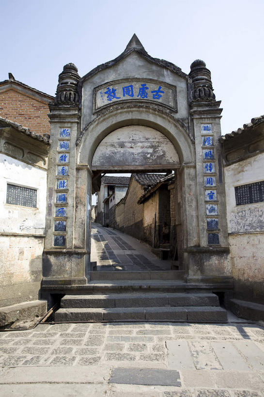 无人,竖图,室外,白天,正面,旅游,度假,名胜古迹,楼梯,标志建筑,地标,建筑,腾冲,中国,亚洲,阴影,遗迹,光线,标志,瓦片,文字,影子,字符,阶梯,牌坊,牌楼,瓦,古迹,文化,文物,娱乐,标识,建设,古建筑,云南,台阶,蓝色,蓝天,天空,阳光,天,享受,休闲,汉字,旅游胜地,放松,建造,晴朗,纪念,祭祀,中文,表彰,荣誉,古文明,东亚,屋瓦,云南省,万里无云,中华人民共和国,西南地区,国文,华文,荣耀,滇,保山,保山市,晴空,晴空万里,彩图,传统文化,和顺古镇,腾冲县