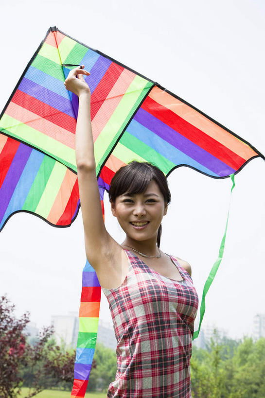 东方人,一个人,公园,站,举,笑,微笑,露齿笑,竖图,室外,白天,正面,裙子,树林,植物,亚洲,仅一个年轻女性,仅一个女性,仅一个人,握,阴影,连衣裙,光线,方格,格子,影子,注视,黄种人,树,树木,一个,蓝色,绿色,蓝天,天空,阳光,自然,风筝,天,观察,看,托,站着,放风筝,握着,生长,晴朗,单个,成长,观看,察看,纸鸢,关注,放鹞子,鹞,鹞子,鸢,木鸢,万里无云,年轻女性,女人,女性,亚洲人,晴空,晴空万里,举起,举手,举着,向上举,向上伸,向上托,站立,半身,彩图