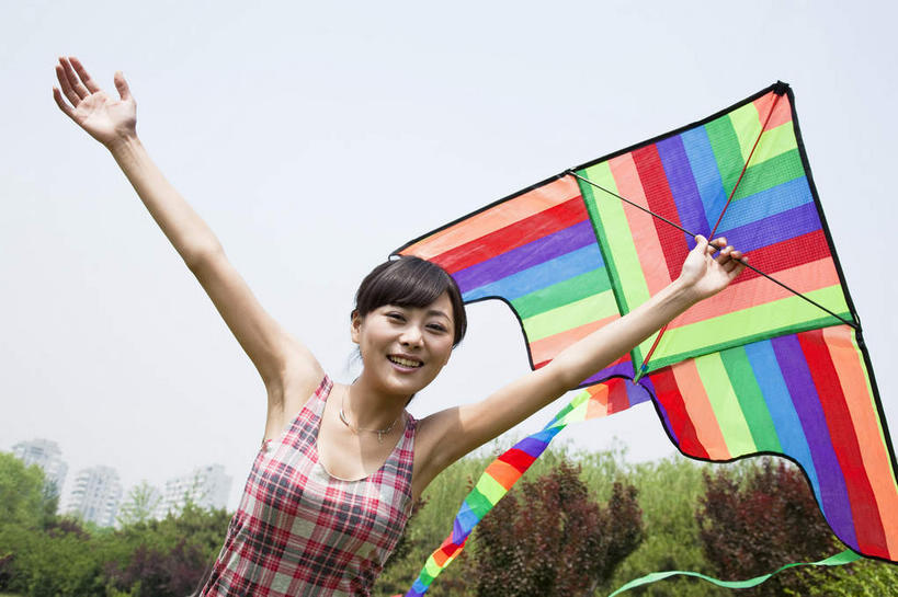 东方人,一个人,公园,站,举,笑,微笑,露齿笑,横图,室外,白天,正面,裙子,树林,植物,亚洲,仅一个年轻女性,仅一个女性,仅一个人,握,阴影,连衣裙,光线,方格,格子,影子,注视,黄种人,树,树木,一个,蓝色,绿色,蓝天,天空,阳光,自然,风筝,天,观察,看,托,站着,放风筝,握着,生长,晴朗,单个,成长,观看,察看,纸鸢,关注,放鹞子,鹞,鹞子,鸢,木鸢,万里无云,年轻女性,女人,女性,亚洲人,晴空,晴空万里,举起,举手,举着,向上举,向上伸,向上托,站立,半身,彩图