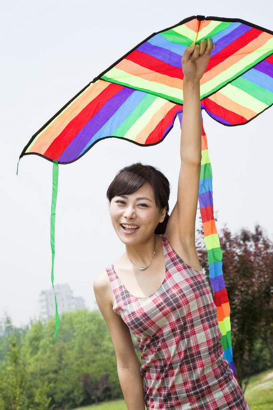 东方人,一个人,公园,站,举,笑,微笑,露齿笑,竖图,彩色,室外,白天,正面,裙子,草地,草坪,树林,植物,亚洲,仅一个年轻女性,仅一个女性,仅一个人,握,阴影,连衣裙,光线,方格,格子,影子,注视,黄种人,草,树,树木,一个,蓝色,绿色,蓝天,天空,阳光,自然,风筝,天,观察,看,托,站着,放风筝,握着,生长,晴朗,单个,成长,观看,五颜六色,色彩斑斓,察看,纸鸢,关注,五彩缤纷,放鹞子,鹞,鹞子,鸢,木鸢,万里无云,五彩斑斓,五光十色,年轻女性,女人,女性,亚洲人,晴空,晴空万里,举起,举手,举着,向上举,向上伸,向上托,站立,半身,彩图