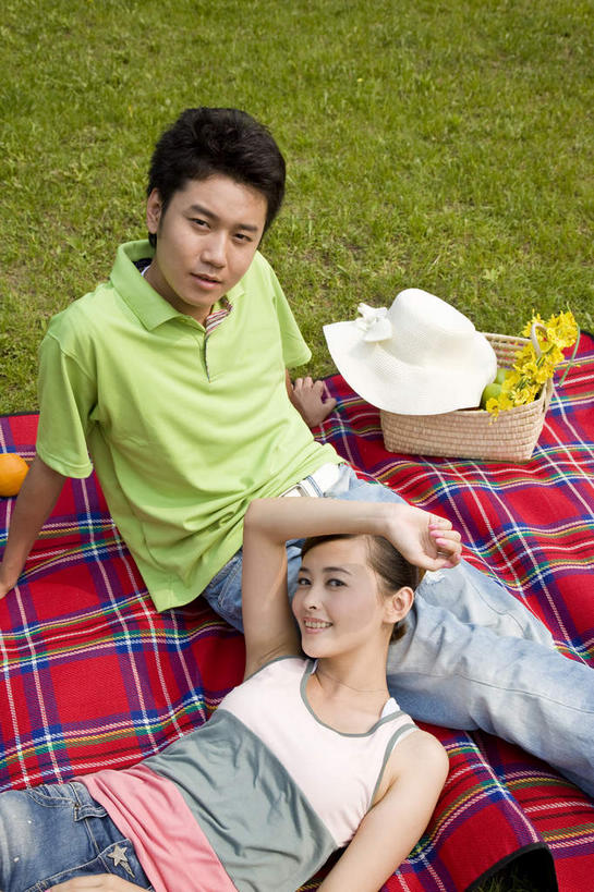 东方人,两个人,公园,躺,举,笑,微笑,露齿笑,竖图,俯视,室外,白天,T恤衫,爱情,草地,草坪,植物,亚洲,服装,裤子,方格,格子,篮子,坐垫,浪漫,T恤,注视,牛仔裤,休闲装,黄种人,草,衣服,红色,绿色,观察,看,托,休闲,温暖,温馨,休闲服,恩爱,恋人,服饰,观看,和睦,察看,关注,野餐垫,野餐地毯,多功能毯,食物篮,卧着,男人,男性,年轻男性,年轻女性,女人,女性,亚洲人,情侣,举起,举手,举着,躺着,卧,向上举,向上伸,向上托,半身,彩图,高角度拍摄,伴侣,融洽,野餐篮