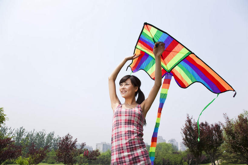 东方人,一个人,公园,站,举,笑,微笑,露齿笑,横图,室外,白天,仰视,裙子,树林,植物,亚洲,仅一个年轻女性,仅一个女性,仅一个人,阴影,连衣裙,光线,方格,格子,影子,注视,黄种人,树,树木,一个,蓝色,绿色,蓝天,天空,阳光,自然,风筝,天,观察,看,托,站着,放风筝,生长,晴朗,单个,成长,观看,察看,纸鸢,关注,放鹞子,鹞,鹞子,鸢,木鸢,万里无云,年轻女性,女人,女性,亚洲人,晴空,晴空万里,举起,举手,举着,向上举,向上伸,向上托,站立,半身,彩图,低角度拍摄